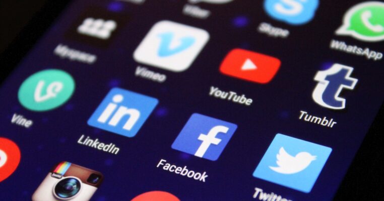 aplikasi perusahaan berupa media sosial