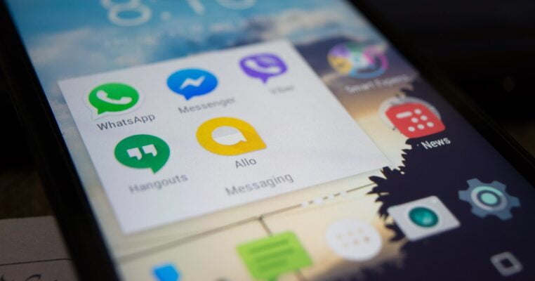 Manfaat chatbot selanjutnya adalah kemampuan untuk membangun percakapan dengan pelanggan