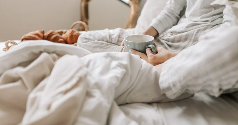 Sebisa mungkin batasi dan hindari mengonsumsi minuman berenergi dan kafein sebelum tidur.