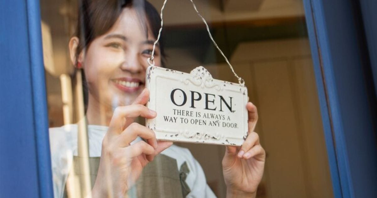 Perbedaan Soft Opening dan Grand Opening