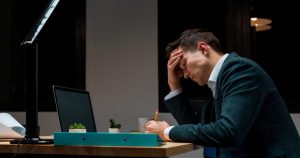 Apa Itu Job Hugging? Kenali Penyebab, Dampak, dan Tips untuk Mengatasinya!